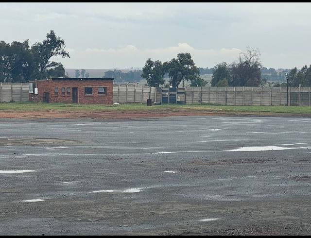 1,250M² BUSINESS TO LET IN MAPLETON
